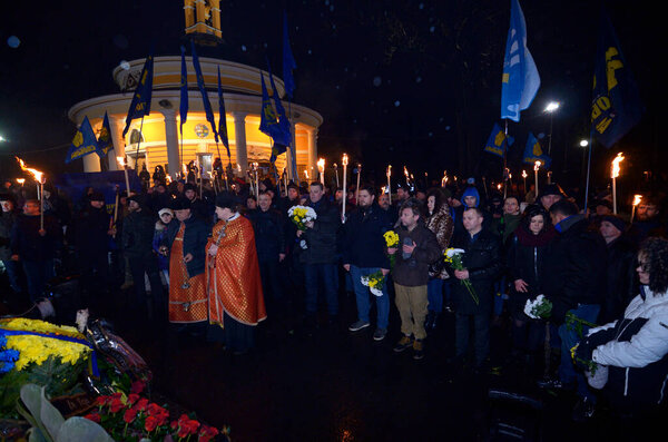 Украинские ультраправые встречаются с факелом в честь дня рождения великого лидера украинских националистов Степана Бандеры. 1 января 2019 года. Остров, Украина