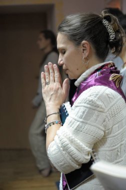 Genç dişi Hare Krishna bir tapınakta dua ediyor. 3 Nisan 2013. Kiev, Ukrayna