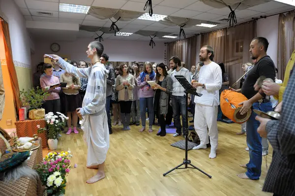 Krishna gurusu cemaat üyeleri için bir tapınakta vaaz veriyor. 3 Nisan 2013. Kiev, Ukrayna