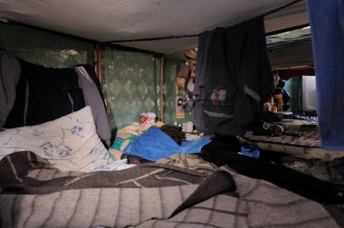 Bir hücrede: bireysel ranzalar ve bir mahkumun kişisel eşyaları. Lukyanovskaya gözaltı tesisi. 18 Temmuz 2017. Kiev, Ukrayna