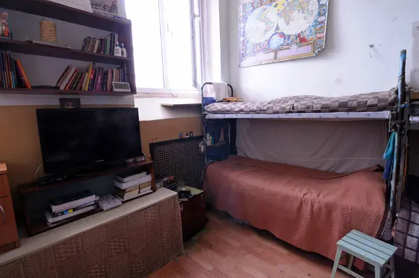 Çocuk suçlular için hücre: ranzalar, dolaplar, masalar, banklar ve askılar. Lukyanovskaya gözaltı tesisi. 18 Temmuz 2017 KievUkrayna