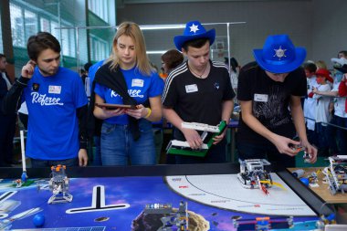 Genç öğrenciler robotu fırlatmadan önce ayarlıyorlar. Öğrenciler arasında okul turnuvası. 9 Ocak 2019. Kiev, Ukrayna