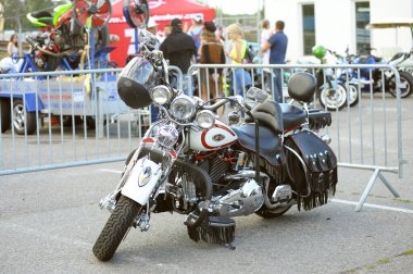 Motosikletli Harley Davidson sokağa park etmiş. 2 Eylül 2018. Kyiv. Ukrayna