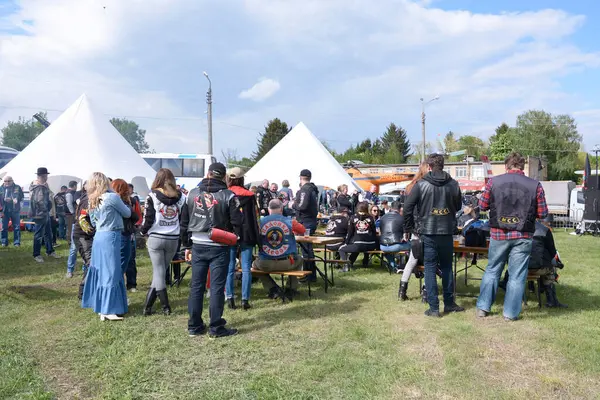 Motosikletliler mitinginde bir grup kadın ve erkek öğle yemeği yiyor. 12 Mayıs 2019. Kyiv Ukrayna