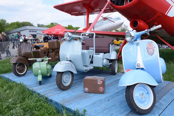 Eski bir scooter park etmiş. Bayat Araba Festivali. 12 Mayıs 2019. Kyiv, Ukrayna