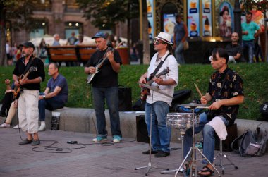 Sokak müzisyenleri, gitarlar ve bateristler sokakta müzik çalıyorlar. 5 Mart 2019. Kyiv, Ukrayna