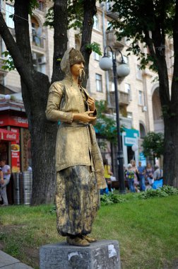 Meydanda poz veren tiyatro kostümlü bir sokak oyuncusu, performans. 1 Haziran 2012. Kyiv, Ukrayna