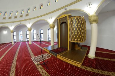 Ar-Rahma Camii 'nin iwan' ı ya da minbar kürsüsü olan Mercy Camii için dua salonu. Kyiv, Ukrayna.
