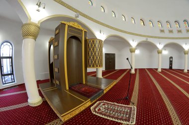 Ar-Rahma Camii 'nin iwan' ı ya da minbar kürsüsü olan Mercy Camii için dua salonu. Kyiv, Ukrayna.