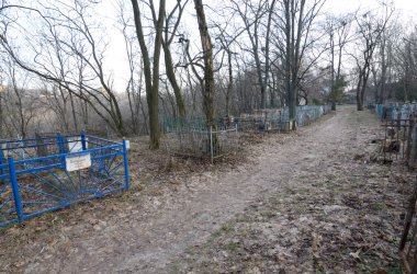 Eski Tatar mezarlığındaki patika ve mezarlar. Tatarka, Kyiv, Ukrayna.