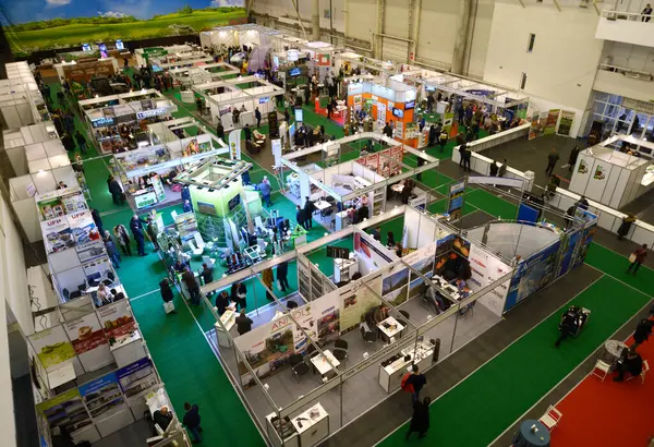 Tribünleri ve yürüyenleri olan büyük bir salon, manzaralı. Sergi AgroTrade-2019. 11 Ocak 2019 Kiev, Ukrayna