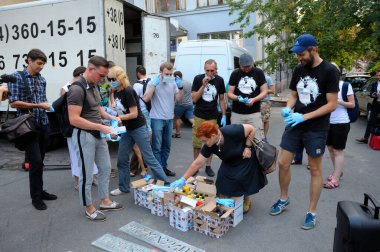 Protesto eylemine hazırlanan gençler asfalta Putin 'e karşı saldırgan harfler çiziyorlar. Vasyl Stus 'un posterini asma eylemi. 12 Haziran 2018. Kyiv, Ukrayna