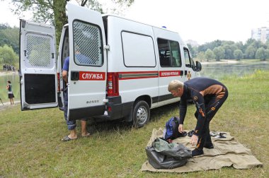 Cankurtaran dalgıcı şehir plajında insanları korumak için ekipman hazırlıyor. Kurtarma ekibi, seyyar kurtarma birimi. 10 Ağustos 2018. Kyiv, Ukrayna