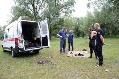 Cankurtaran dalgıçları şehir plajında insanları korumak için ekipman hazırlıyorlar. Kurtarma ekibi, seyyar kurtarma birimi. 10 Ağustos 2018. Kyiv, Ukrayna
