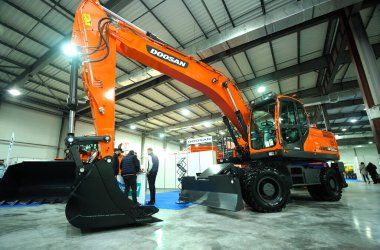 Doosan 'ın tezgaha park ettiği kepçenin yeni modeli. Sergi Ağır Görev 2019. 20 Mart 2019. Berezovka, Ukrayna