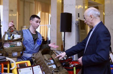 Asker Ukraynalı sıhhiyeci sırt çantasında asker ilk yardım çantası sunuyor: bandajlar, yaraları iyileştiren ilaçlar, yanık tedavi jeli ile balon, ağrı kesici. 7 Ekim 2018. Kyiv, Ukrayna