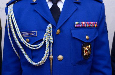 Ukrayna polisinin üst kısmı üniformalı. Ceket, kravat, simge, apoletler. 7 Ekim 2018. Kiev Ukrayna