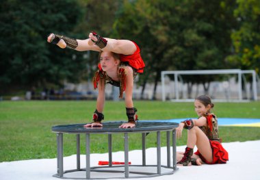 Genç kız akrobatlar bir stadyumda akrobatik dublörlük yapıyorlar. 20 Haziran 2019. Kiev, Ukrayna