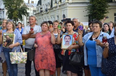 Yas tutan kadın anneler ve eşler ağlıyor ve ellerinde askerlerin portrelerini tutuyorlar. Ilovaisk savaşının yıldönümüne adanmış bir toplantı. 28 Ağustos 2018. Kyiv, Ukrayna