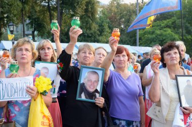 Yas tutan kadın anneler ve eşler ağlıyor ve ellerinde askerlerin portrelerini tutuyorlar. Ilovaisk savaşının yıldönümüne adanmış bir toplantı. 28 Ağustos 2018. Kyiv, Ukrayna