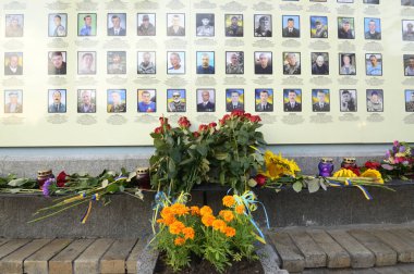 Ukrayna 'ya Düşenlerin Anılar Duvarı' na koyulan çiçekler, şehit askerlerin portreleri. 28 Ağustos 2018. Kyiv, Ukrayna