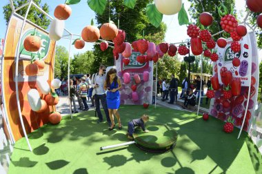 Anne babanın çocuğu şehir parkındaki süslü oyun parkında oynuyor. Anneler Günü. 12 Mayıs 2019. Kyiv, Ukrayna