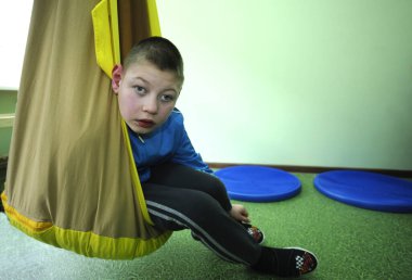 Hareket kontrolünün geliştirilmesi: Down sendromlu çocuk rehabilitasyon odasında egzersiz yapıyor. 12 Şubat 2019. Kiev, Ukrayna