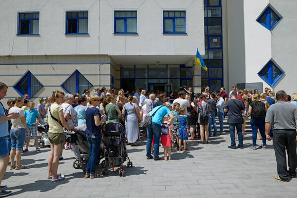 Толпа людей собралась у входа в здание больницы, протестуя против коррупции. 4 июня 2019 года. Центр нейрохирургии. Киев, Украина