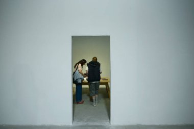 Etkileşimli okuma odası, duvar, kapı, odanın içinde kitap okuyan iki kadın. Kitap Fuarı Knyzhkovyi Arsenal. 24 Mayıs 2019. Kiev, Ukrayna