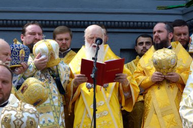 Patrik Volodymyr Filaret İncil okuyor, rahipler etrafta dolanıyor. Ukrayna Ortodoks Kilisesi Kyiv Patrikliği, geçit töreni. 28 Temmuz 2019. Kyiv, Ukrayna