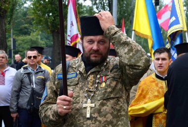 Ukrayna 'nın Ukrayna Ortodoks Kilisesi' nin Kyiv Patrikliği geçit törenine katılan askeri papaz. 28 Temmuz 2019. Kyiv, Ukrayna