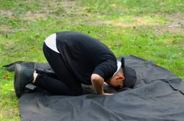 Müslüman Tatar adam dua ediyor. Hidirellez 'in (bahar festivali) kutlaması. 19 Mayıs 2018. Kiev, Ukrayna