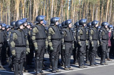 Ukrayna Ulusal Muhafız Birliği 'nin askerleri Uluslararası Eğitim Merkezi' nin açılışı sırasında tören alanında sıra bekliyorlar. 23 Mart 2018. Staroe, Ukrayna