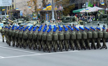 Ukraynalı askerler, Ulusal Muhafızların askerleri Ukrayna Bağımsızlık Günü 'ne adanmış askeri geçit töreninde meydana yürüyorlar. 24 Ağustos 2017. Kyiv, Ukrayna