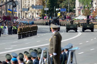 Ukraynalı asker askerler, Ukrayna Bağımsızlık Günü 'ne adanmış askeri geçit töreninde meydanda duran subaylar. 24 Ağustos 2017. Kyiv, Ukrayna