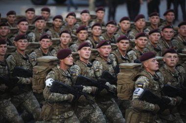 Özel kuvvetlerin askerleri yürüyor. Ukrayna 'nın Bağımsızlık Günü' ne adanmış askeri geçit töreni. 24 Ağustos 2018. Kiev, Ukrayna