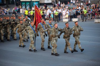 Özel kuvvetlerin askerleri, bayrak taşıyan subaylar. Ukrayna 'nın Bağımsızlık Günü' ne adanmış askeri geçit töreni. 24 Ağustos 2018. Kiev, Ukrayna