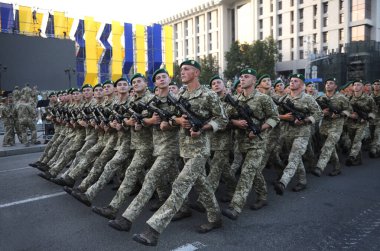 Ukrayna 'nın Bağımsızlık Günü' ne adanmış askeri geçit sırasında bir meydanda yürüyen asker sınır muhafızları.