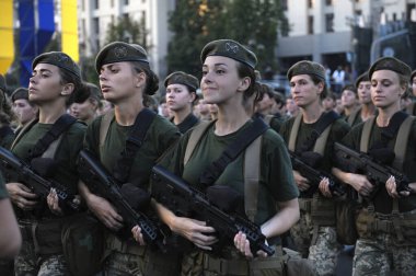 Makineli tüfeklerle yürüyen bir kadın taburunun askerleri. Ukrayna 'nın Bağımsızlık Günü' ne adanmış askeri geçit töreni. 23 Ağustos 2018. Kiev, Ukrayna