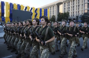 Makineli tüfeklerle yürüyen bir kadın taburunun askerleri. Ukrayna 'nın Bağımsızlık Günü' ne adanmış askeri geçit töreni. 23 Ağustos 2018. Kiev, Ukrayna