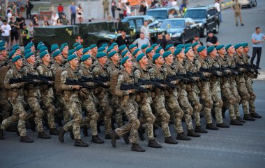 Ukraynalı askerler Ukrayna 'nın Bağımsızlık Günü' ne adanmış askeri geçit töreninde meydanda yürüyorlar. 23 Ağustos 2018. Kiev, Ukrayna