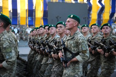 Ukraynalı askerler Ukrayna 'nın Bağımsızlık Günü' ne adanmış askeri geçit töreninde meydanda yürüyorlar. 23 Ağustos 2018. Kiev, Ukrayna