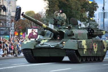 Ukrayna Bağımsızlık Günü 'ne adanmış askeri geçit töreninde bir meydanda tanklar sürüyordu. 24 Ağustos 2018. Kyiv, Ukrayna