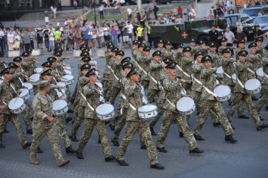 Pirinç orkestra davulcularının askeri müzisyenleri meydanda davul çalıyorlar. Ukrayna 'nın Bağımsızlık Günü anısına düzenlenen askeri geçit töreninin provası. 23 Ağustos 2018. Kiev, Ukrayna