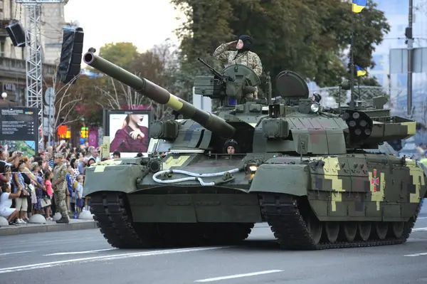 Ukrayna Bağımsızlık Günü 'ne adanmış askeri geçit töreninde bir meydanda tanklar sürüyordu. 24 Ağustos 2018. Kyiv, Ukrayna