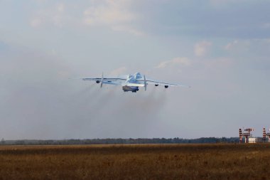 Dünyanın en büyük kargo uçağı Antonov 225 Mriya ilk ticari uçuşu olan Hostomel havaalanından kalkıyor. 2022 'de Rusya ordusu tarafından yok edildi. 3 Nisan 2018. Hostomel, Ukrayna