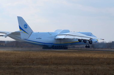 Dünyanın en büyük kargo uçağı Antonov 225 Mriya ilk ticari uçuşu olan Hostomel havaalanından kalkıyor. 2022 'de Rusya ordusu tarafından yok edildi. 3 Nisan 2018. Hostomel, Ukrayna