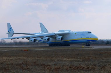 Dünyanın en büyük kargo uçağı Antonov 225 Mriya ilk ticari uçuşu olan Hostomel havaalanından kalkıyor. 2022 'de Rusya ordusu tarafından yok edildi. 3 Nisan 2018. Hostomel, Ukrayna