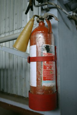 Fabrika üretim salonunun duvarına el yangın söndürücü yerleştirildi.,