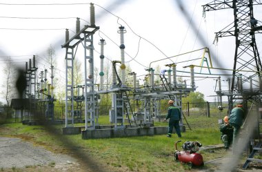 Elektrik santralinin yüksek voltajlı hattını tamir eden işçiler tel örgülerden vurulmuş. 5 Mayıs 2018. Oseschina, Ukrayna